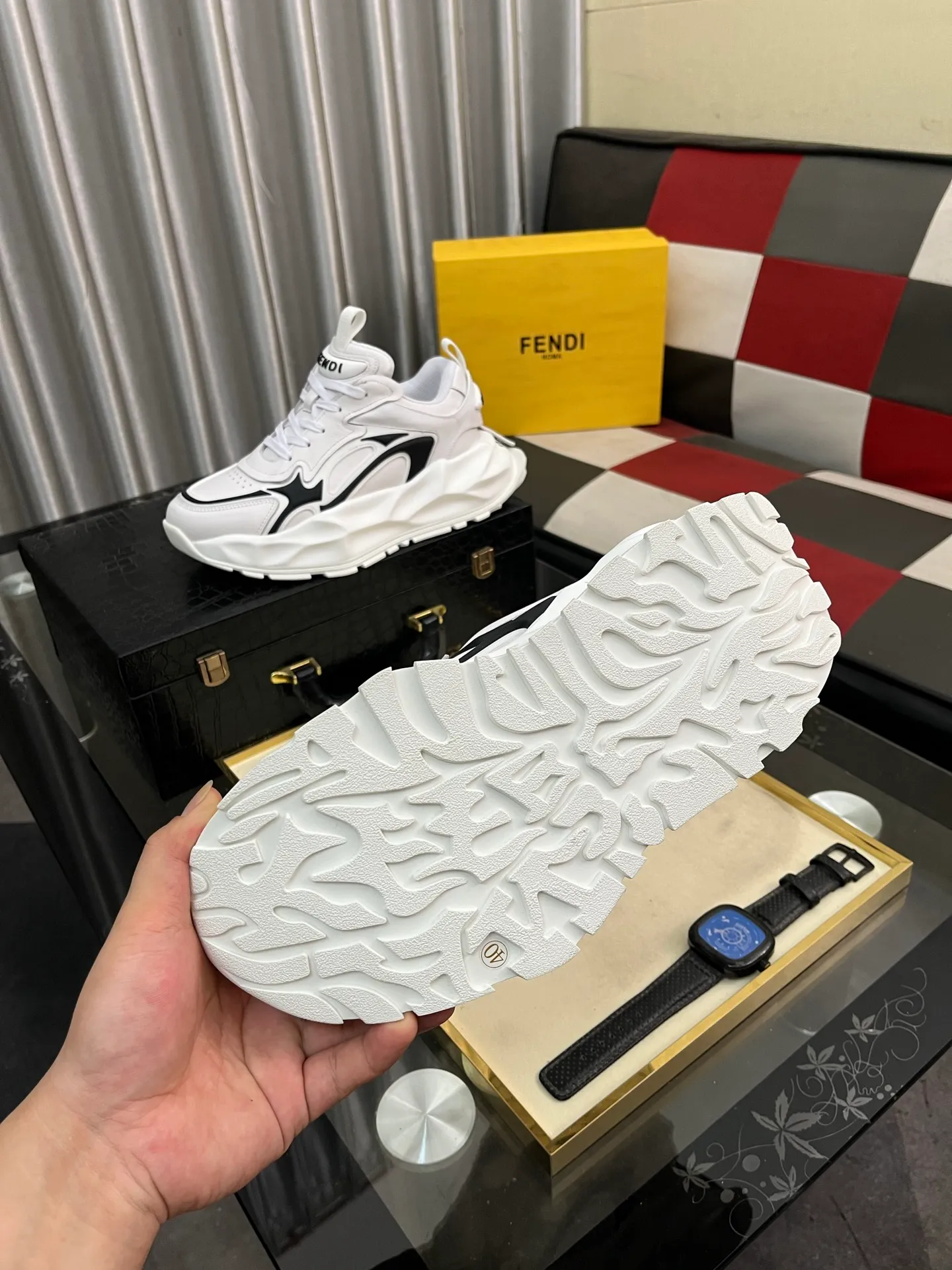 Men's Men's Shoes💰580⌚️⌚️[fendi] Fendi's classic and comfortable men's, this complex sneaker is made of soft calfskin➕genuine leather lining➕original ultra-light rubber material with rough outsole. This unique light style is suitable for the casual and refined sensibility of this season. It is comfortable and natural on the feet. It is an everyday style for casual travel in autumn and winter! 38-446️⃣colors available